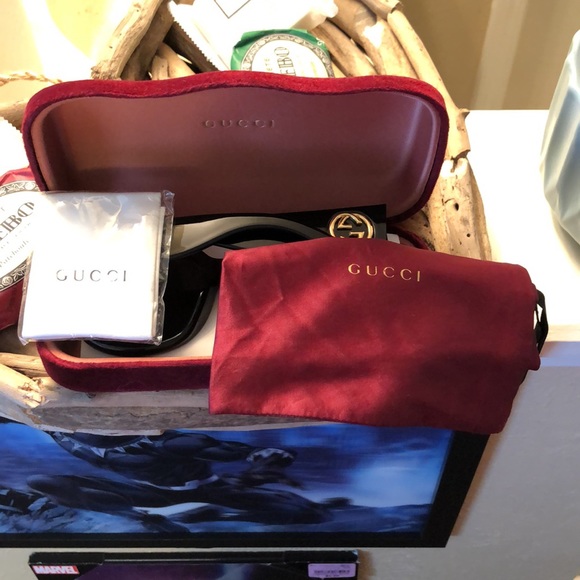 Authentic like new Oversized GUCCI! Sunglasses with case, cloth, and dust bag - Picture 11 of 12